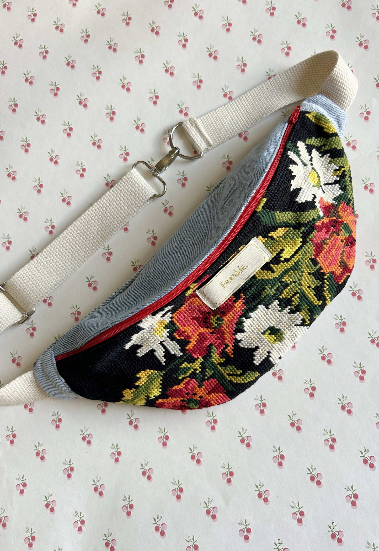 Upcycled bum bag Joe
