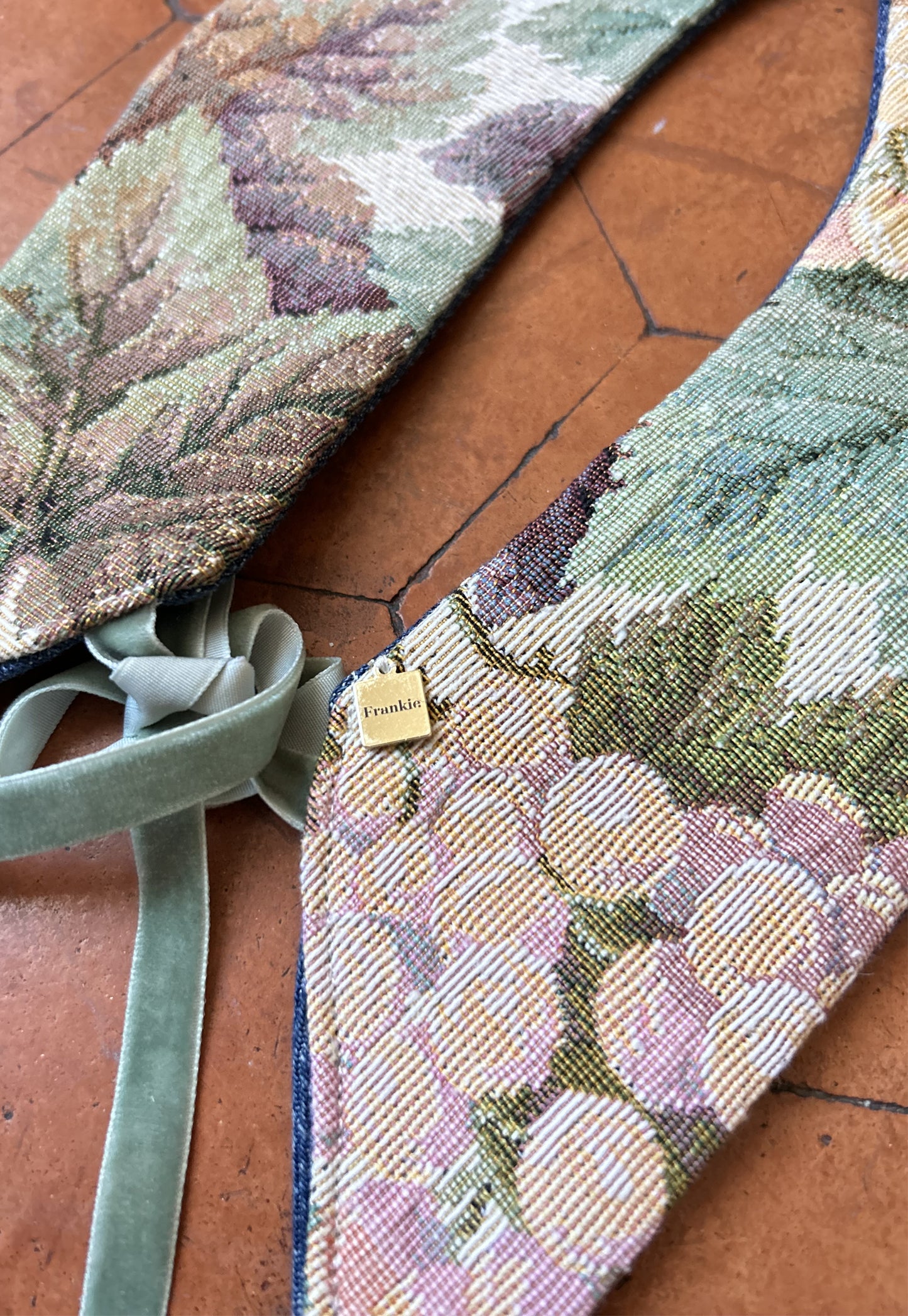 Upcycled detachable collar Simone