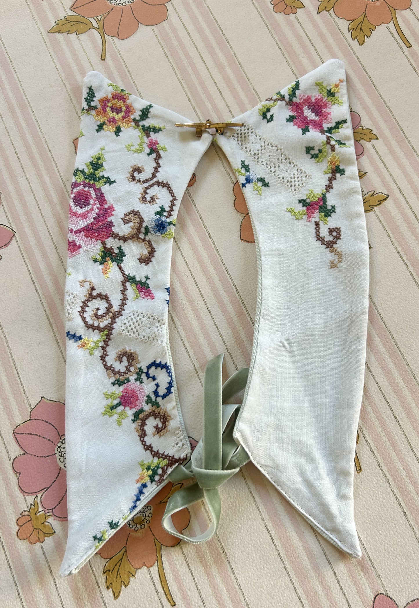 Upcycled detachable collar Simone