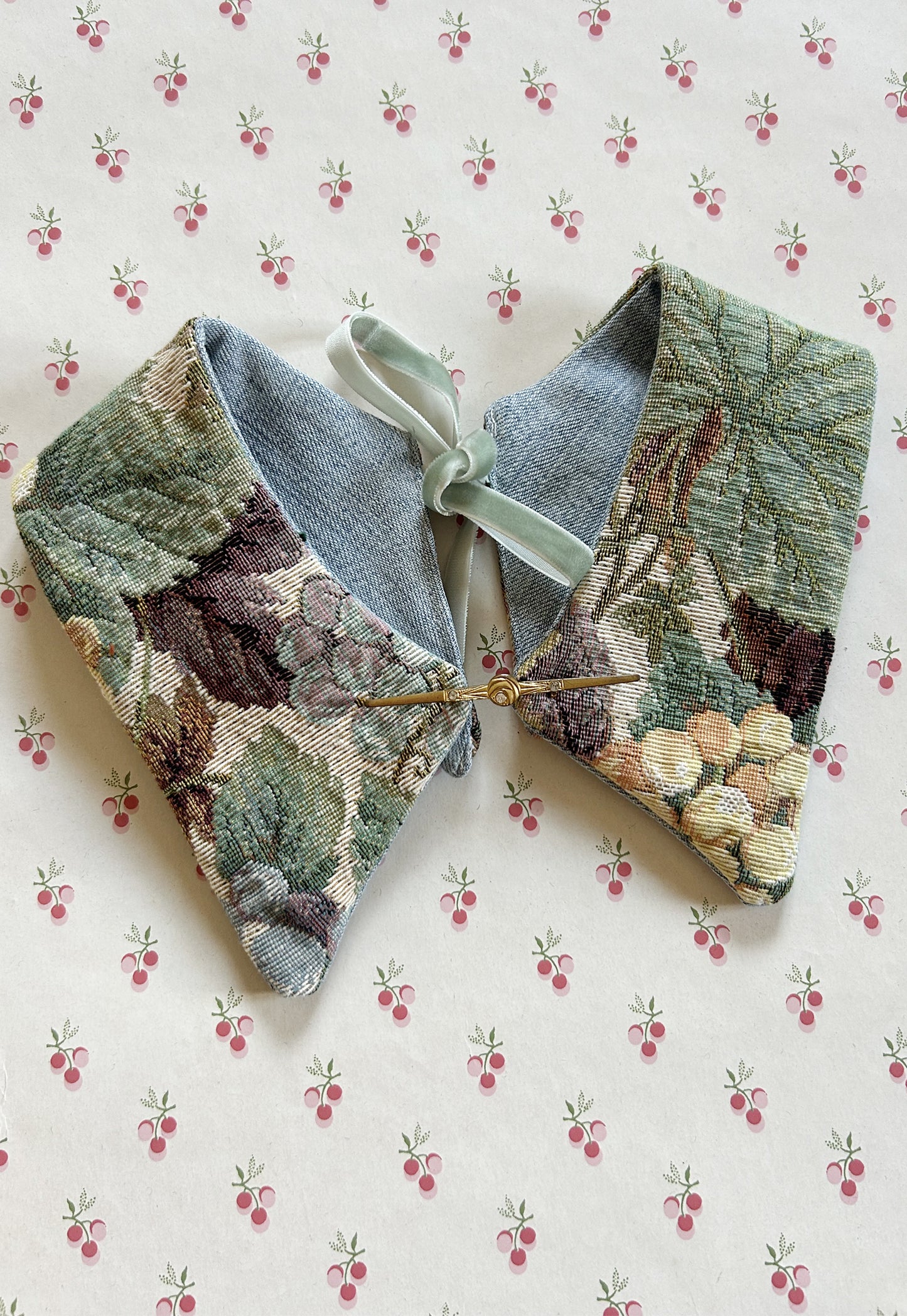 Upcycled detachable collar Simone