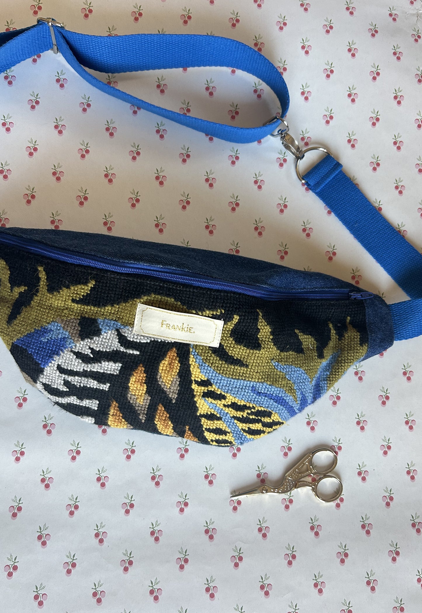 Upcycled bum bag Joe
