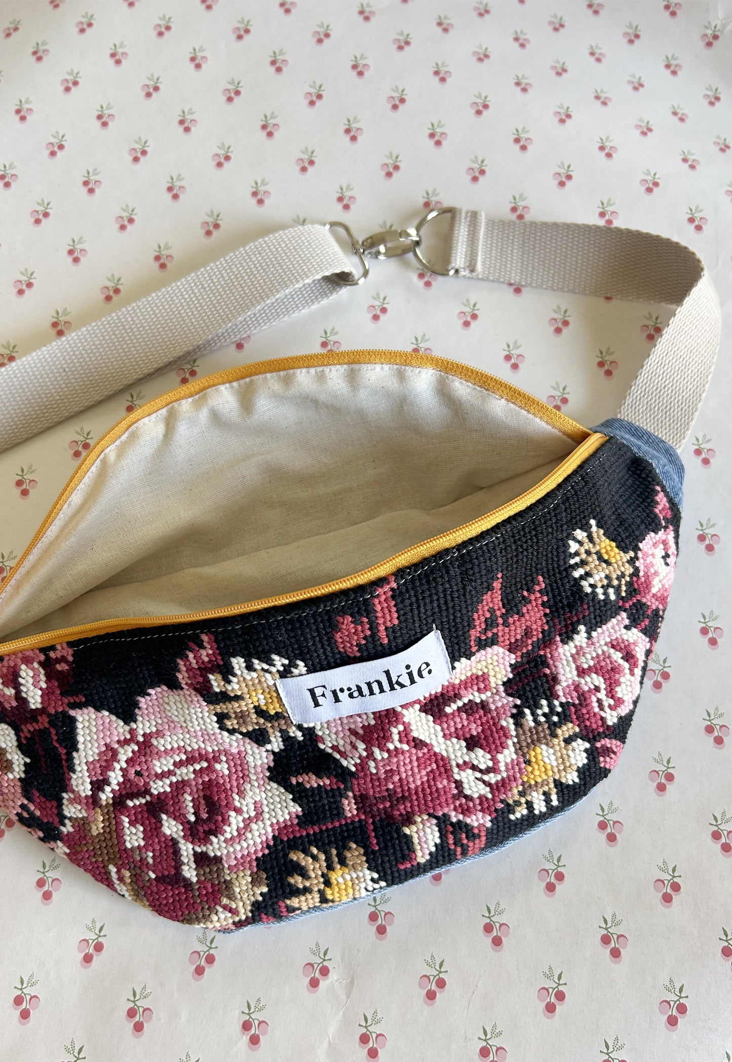 Upcycled bum bag Joe