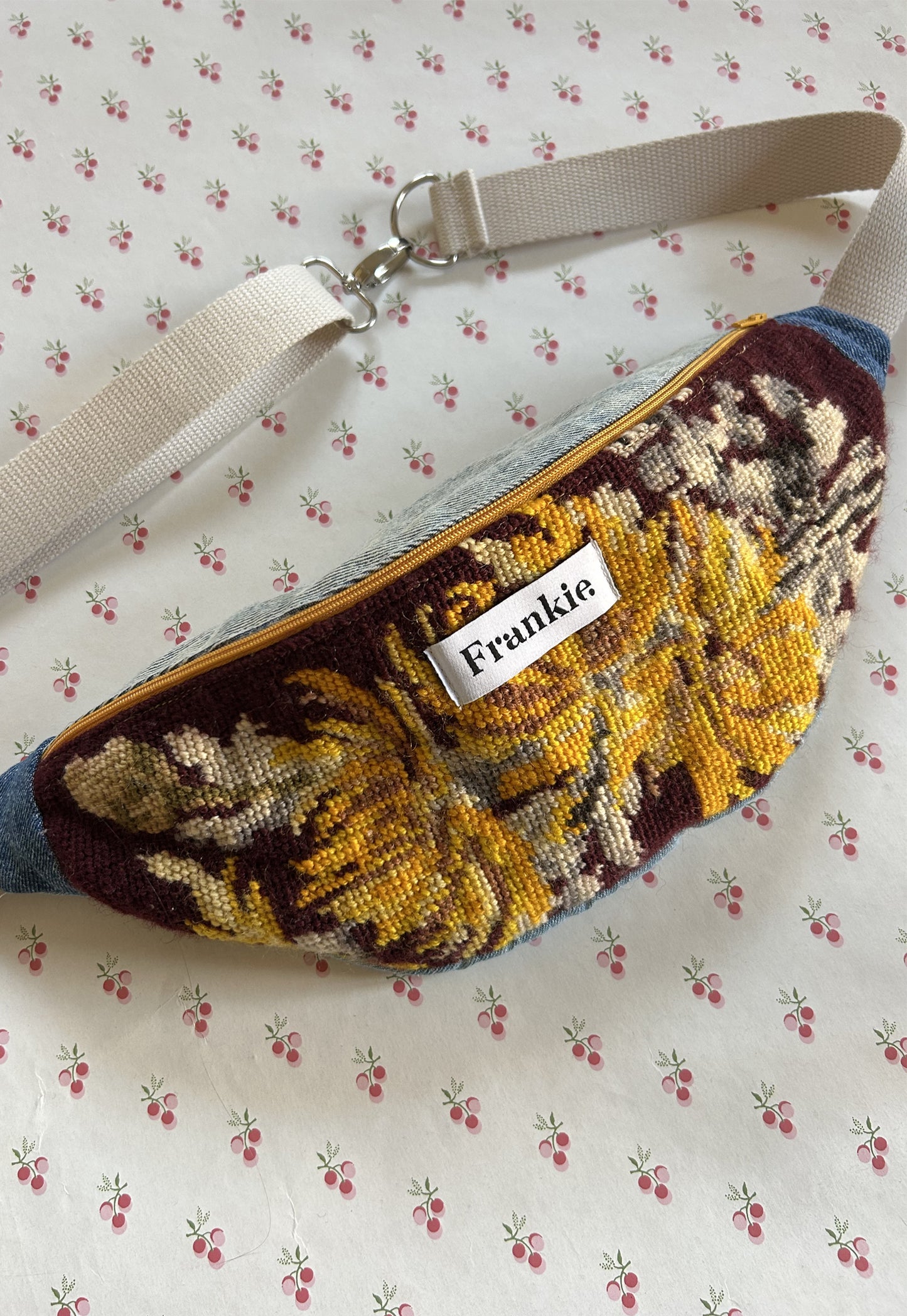 Upcycled bum bag Joe