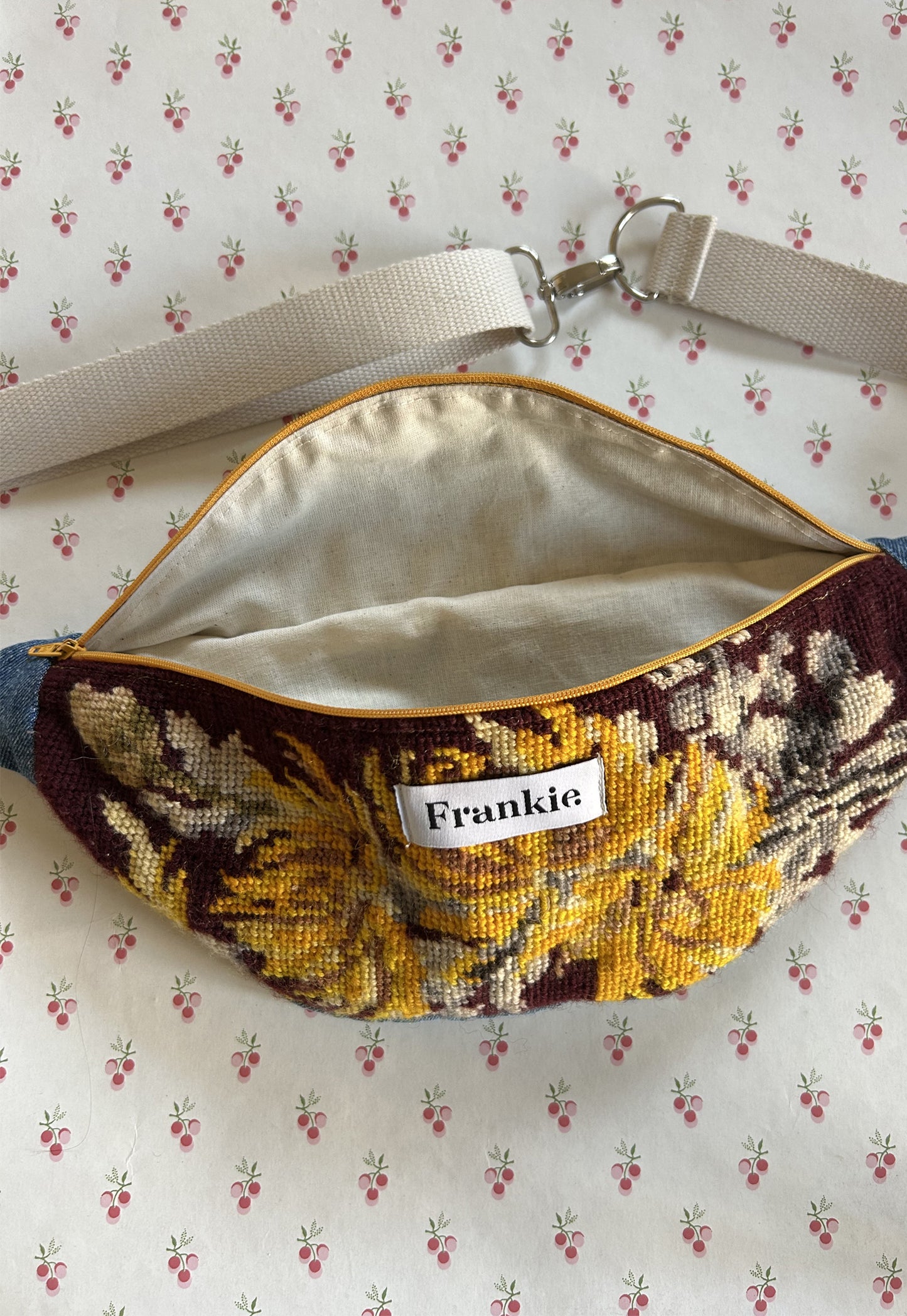 Upcycled bum bag Joe