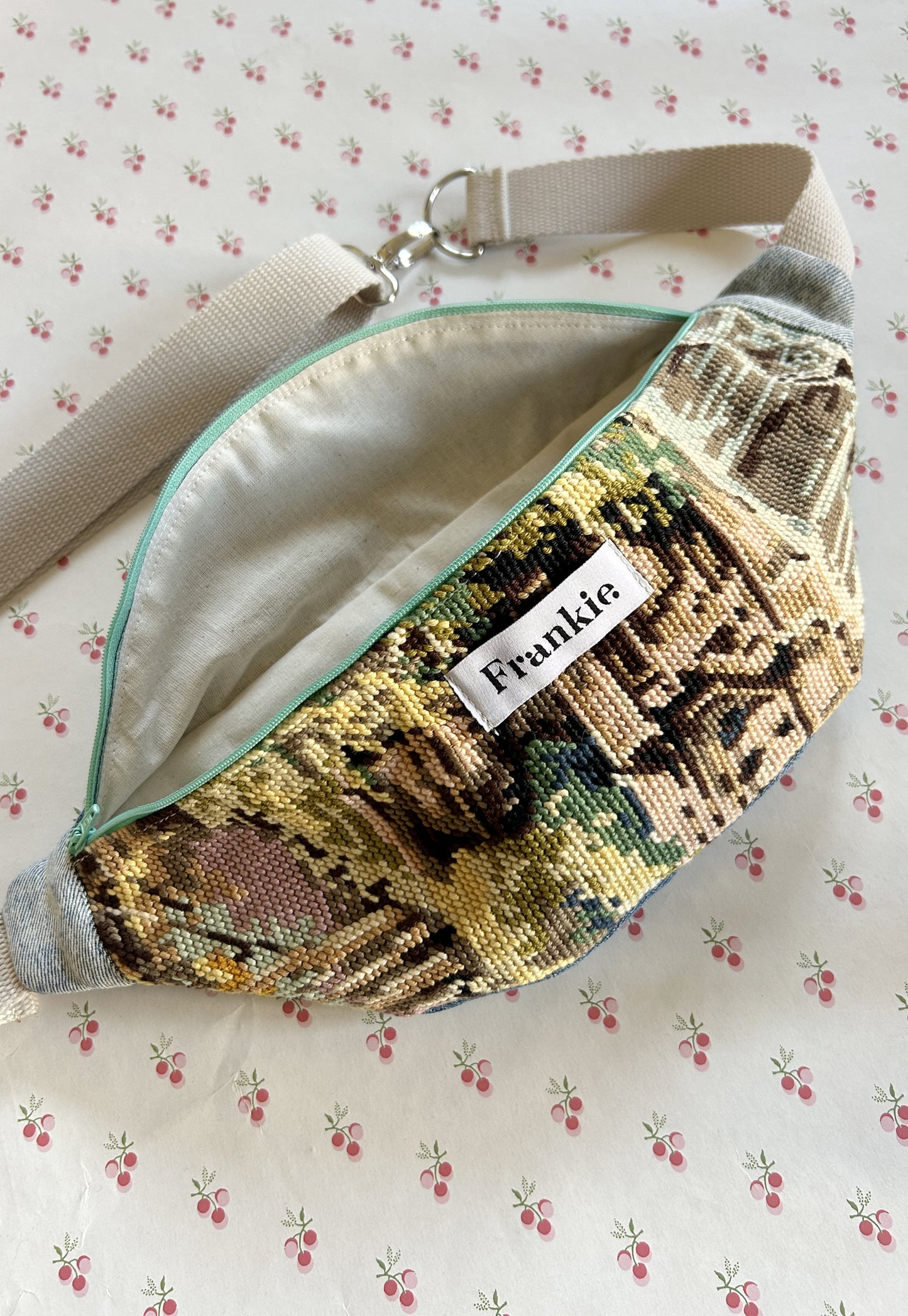 Upcycled bum bag Joe