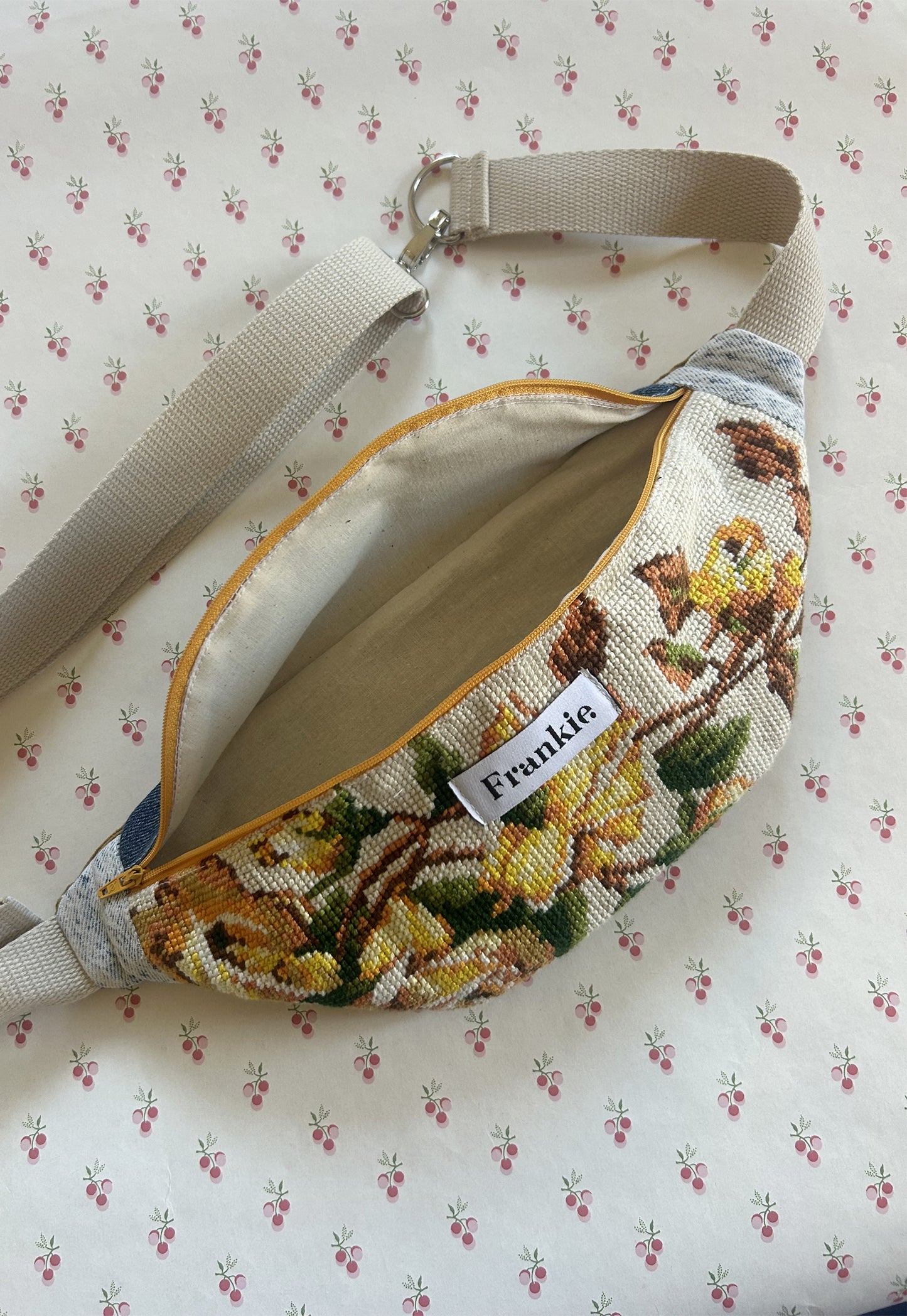 Upcycled bum bag Joe