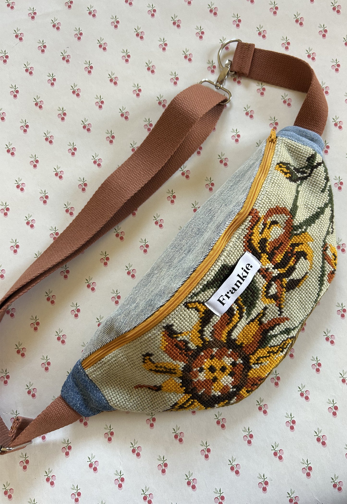 Upcycled bum bag Joe