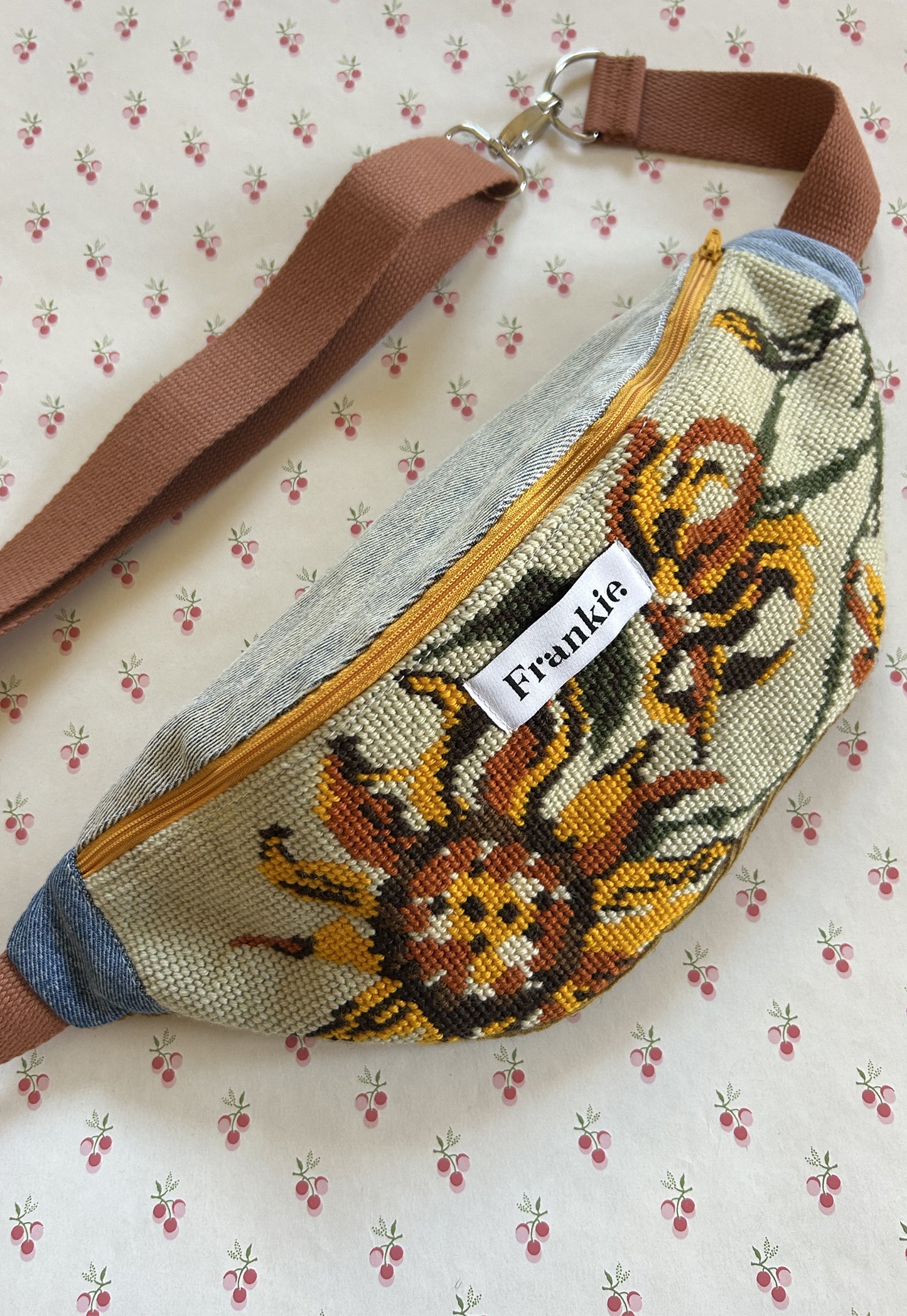 Upcycled bum bag Joe