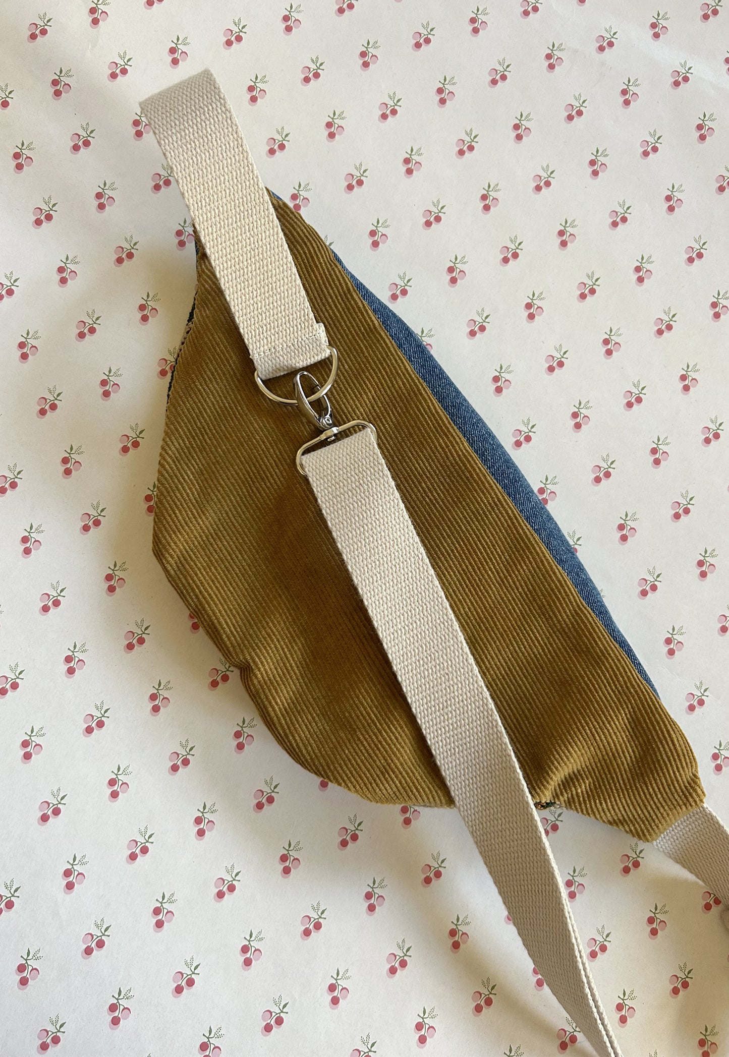 Upcycled bum bag Joe