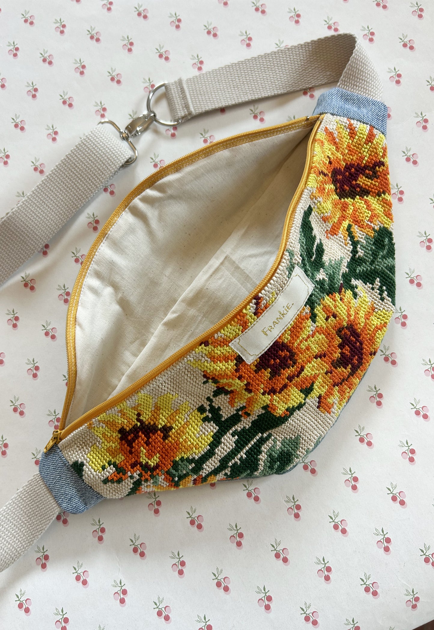 Upcycled bum bag Joe