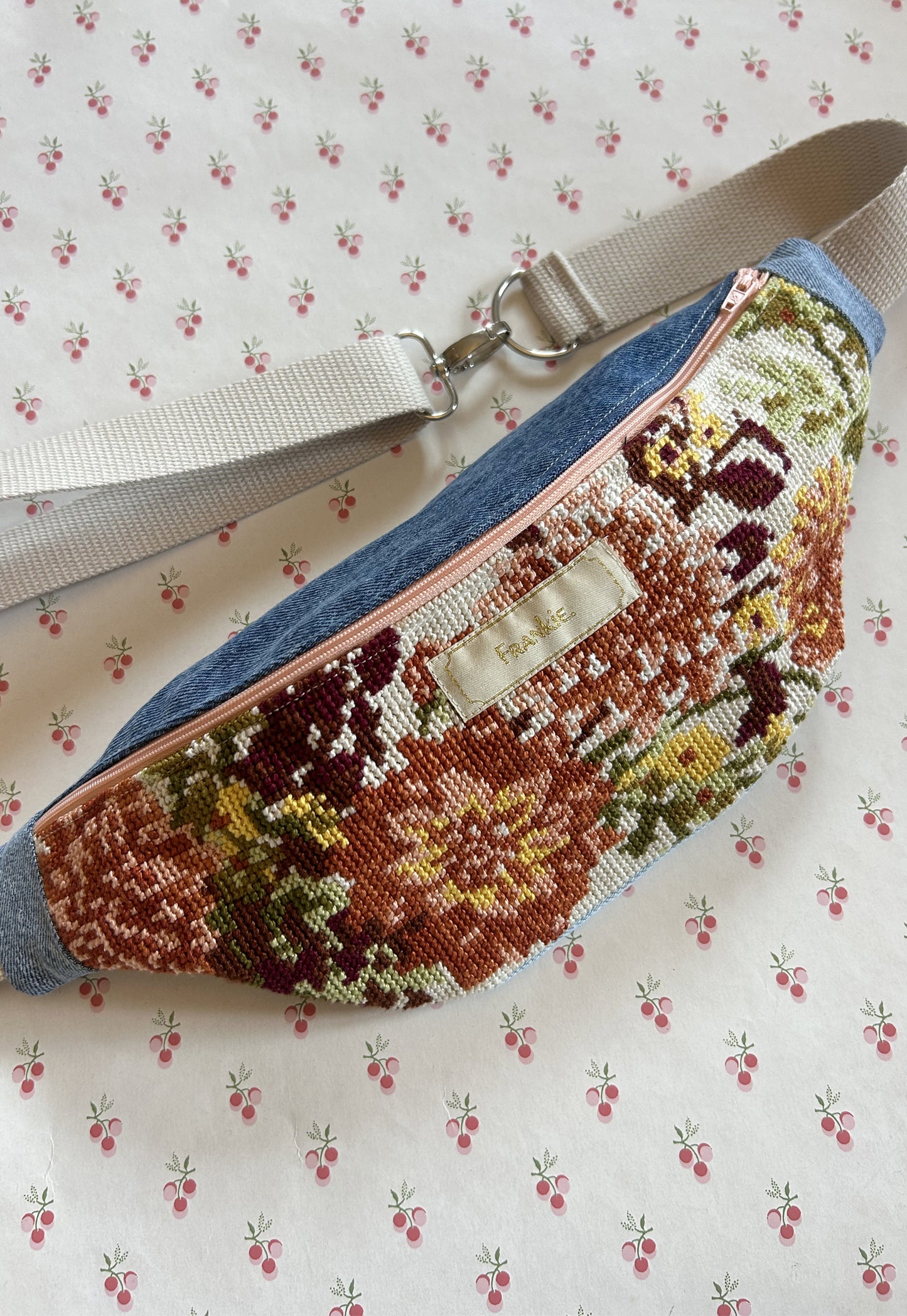 Upcycled bum bag Joe