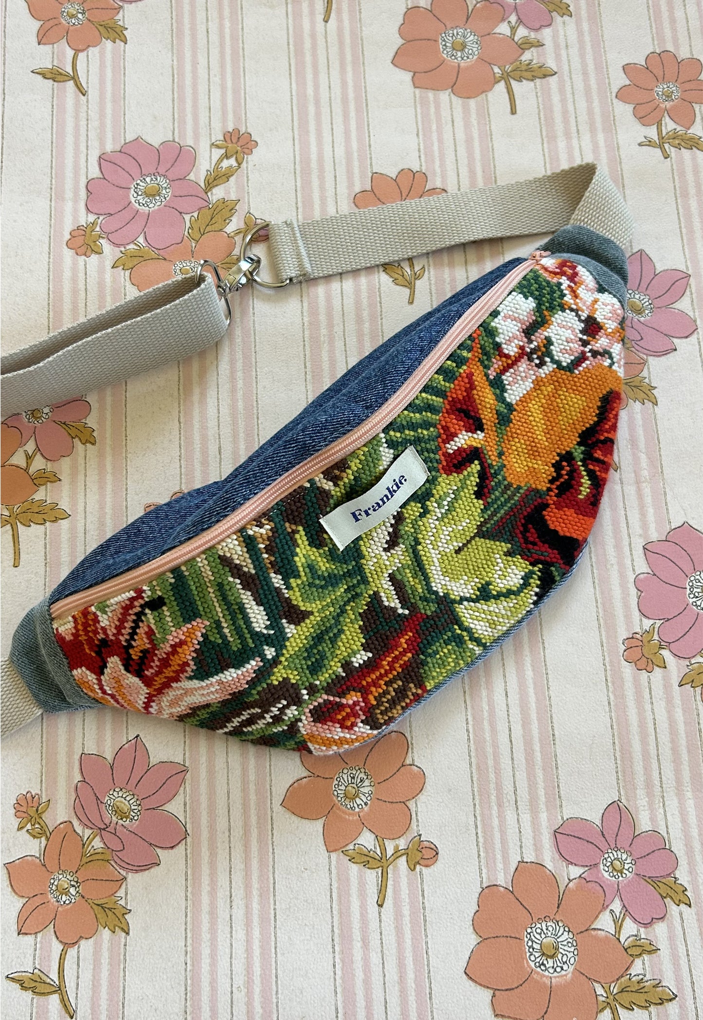 Upcycled bum bag Joe