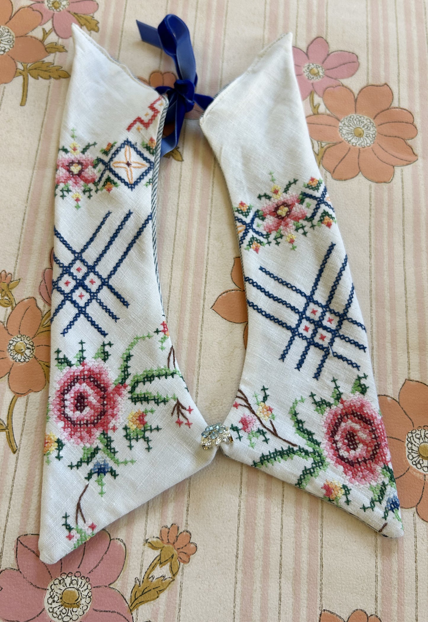 Upcycled detachable collar Simone