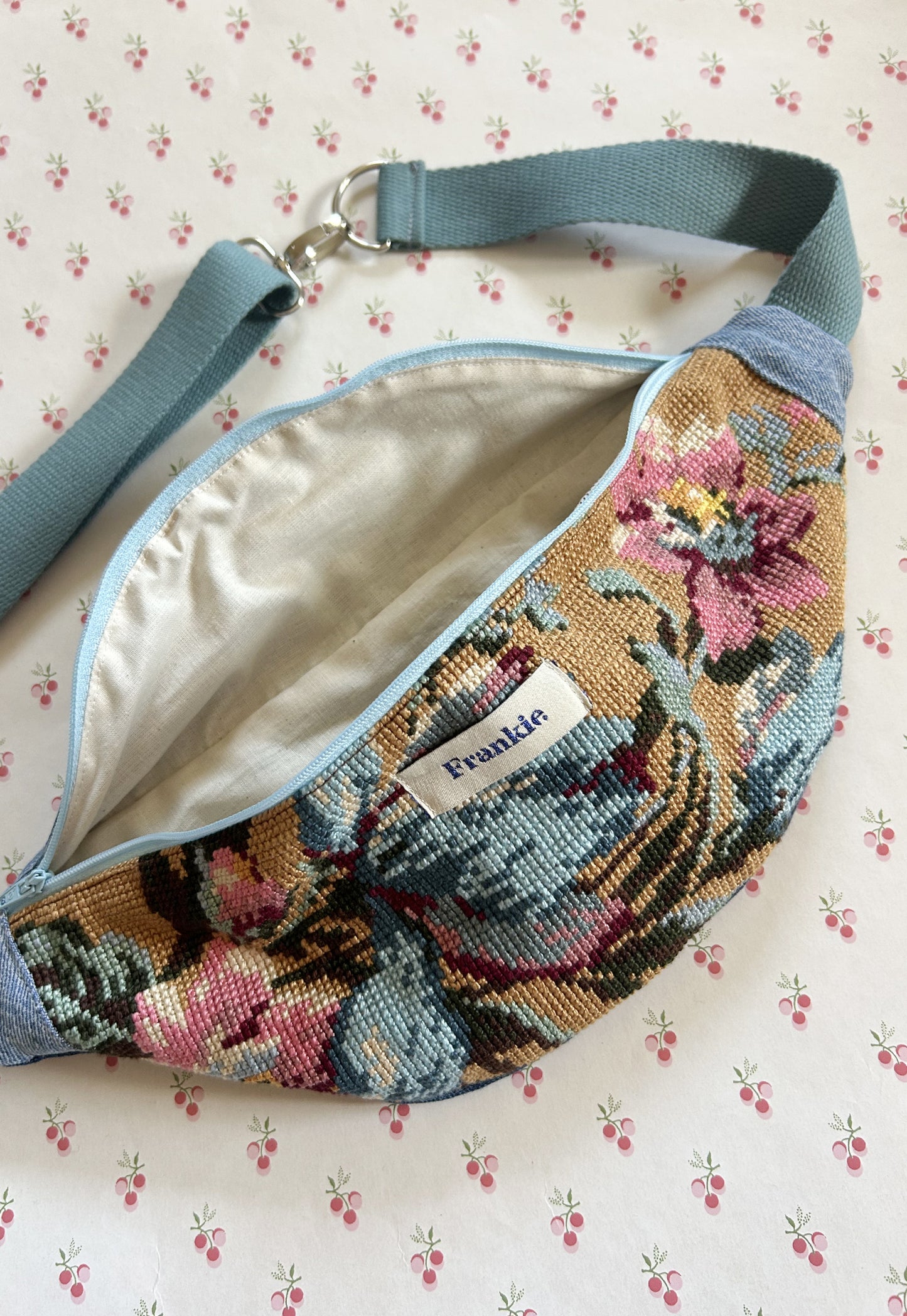 Upcycled bum bag Joe