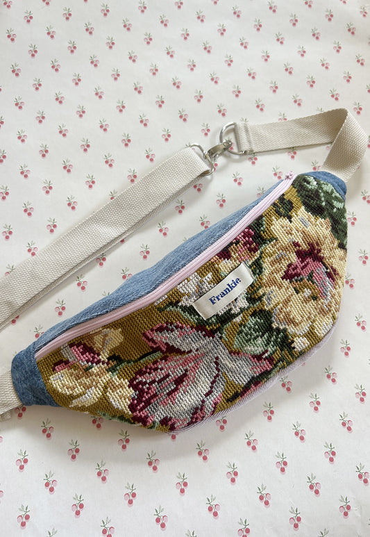 Upcycled bum bag Joe